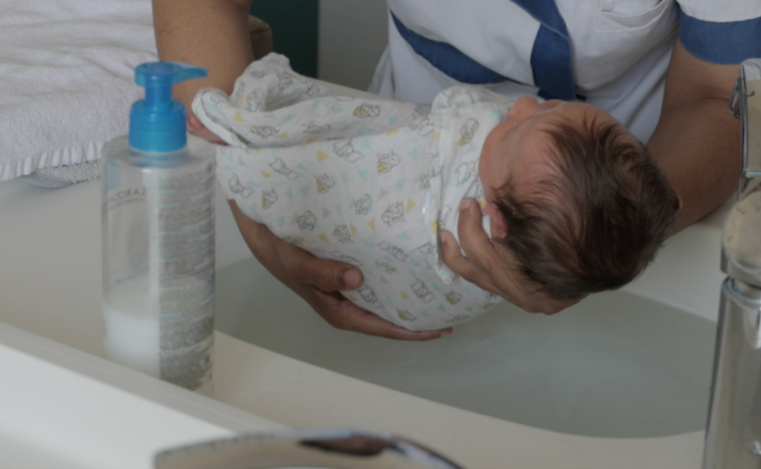 Vidéo : Le bain enveloppé de bébé
